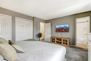 3 bedrooms, desk, iron/ironing board, WiFi - Victory Mountain | Cheyenne Zoo/ Parks | Workspace (Colorado Springs)
