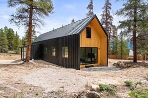 Exterior - 2BR Mountain View Retreat - Near Twin Lakes (Twin Lakes)