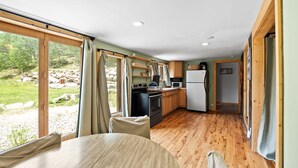 Coffee/tea maker, fridge, microwave, oven - Hwy 91 Log Cabin — 2BR/2BA, Fireplace, Mtn Views, Sleeps 4 (Leadville)