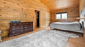 2 bedrooms, travel cot, WiFi, bed sheets - Hwy 91 Log Cabin — 2BR/2BA, Fireplace, Mtn Views, Sleeps 4 (Leadville)