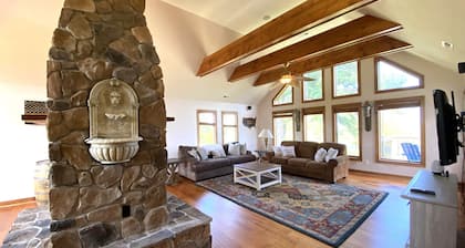 Spacious waterfront farmhouse with amazing views and kayaking