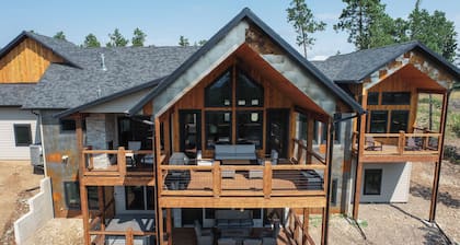 Luxurious 4200+ Sq. Ft. Lodge in Powder House Pass with Amazing Deck Views!