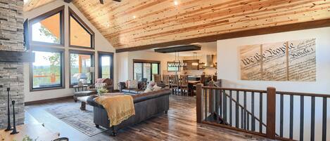 Smart TV, caminetto, tavolo da calcetto, tavolo da ping pong