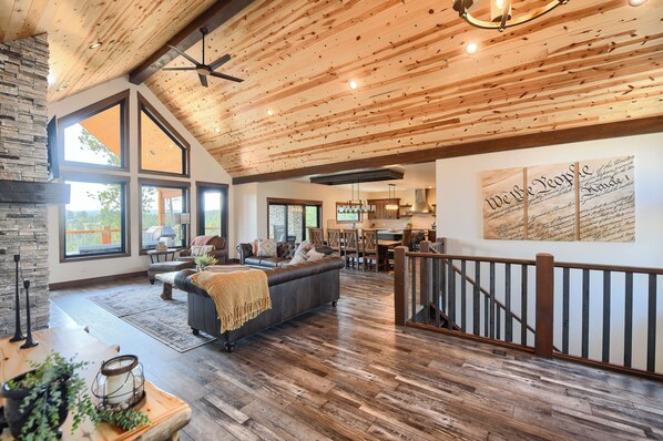 Smart-TV, Kamin, Tischfußball, Tischtennisplatte