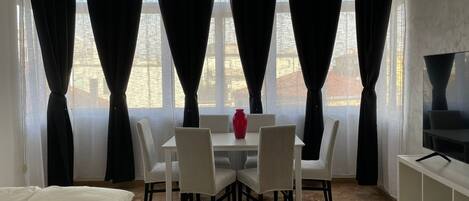 2 Schlafzimmer, Schreibtisch, Bügeleisen/Bügelbrett, Reisekinderbett