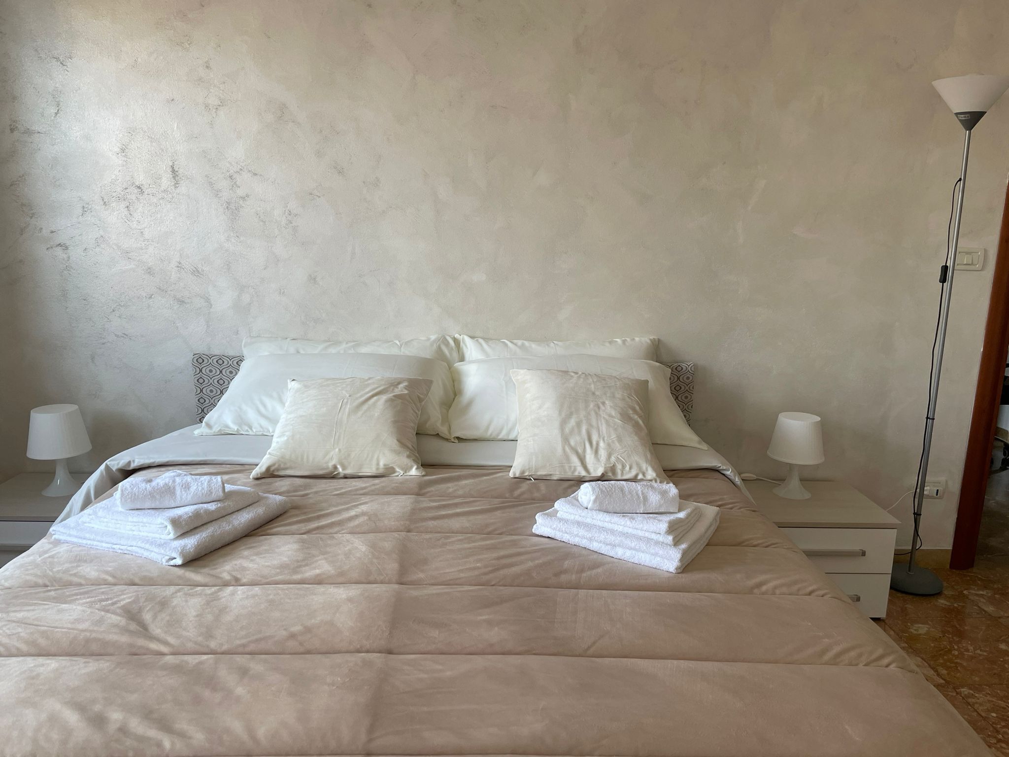 2 Schlafzimmer, Schreibtisch, Bügeleisen/Bügelbrett, Reisekinderbett