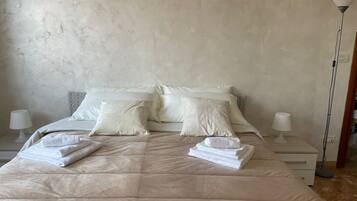 2 Schlafzimmer, Schreibtisch, Bügeleisen/Bügelbrett, Reisekinderbett