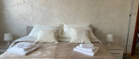 2 Schlafzimmer, Schreibtisch, Bügeleisen/Bügelbrett, Reisekinderbett