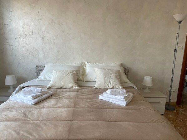 2 Schlafzimmer, Schreibtisch, Bügeleisen/Bügelbrett, Reisekinderbett