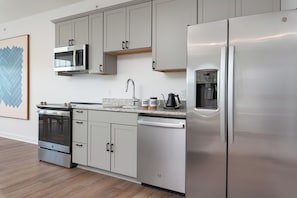Apartamento familiar, 2 habitaciones (Self Check-in with Virtual Front Desk) | Cocina privada | Hervidor eléctrico y artículos de limpieza