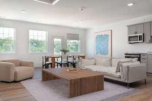 Appartement Familial, 2 chambres (Self Check-in with Virtual Front Desk) | Coin séjour | Télévision à écran plat de 50 pouces avec chaînes numériques