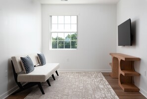Apartamento familiar, 3 habitaciones (Self Check-in with Virtual Front Desk) | Zona de estar | Televisión de pantalla plana de 50 pulgadas con canales digitales