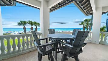 屋外ダイニングエリア