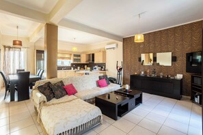 Fernseher, DVD-Player, Bücher, Stereoanlage