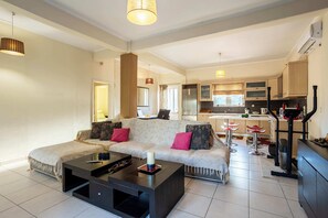 Fernseher, DVD-Player, Bücher, Stereoanlage