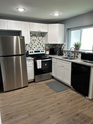 Fridge, microwave, oven, stovetop - Charming 2-bedroom apartment with WiFi, near University City (Philadelphia)