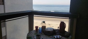 Apartment facing the sea in Guarujá