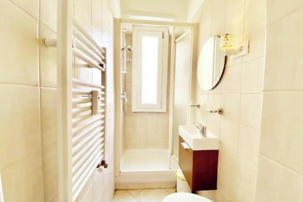 Un baño con ducha, inodoro y lavabo.