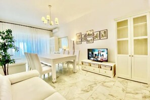 Smart-TV, Kamin, Bücher