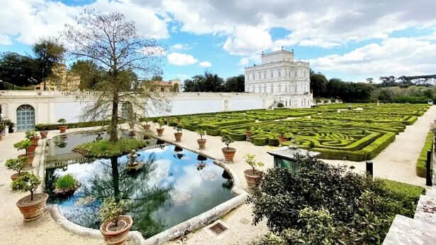 A formal garden with a central pond, manicured hedges, and a classical building in the background. - Luxurious & Spacious Apartment with Unique Amenities near Vatican (Roma)