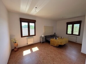 3 habitaciones, tabla de planchar con plancha, wifi y ropa de cama 