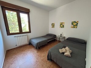 3 bedrooms, iron/ironing board, WiFi, bed sheets