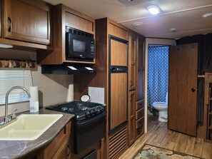 Kjøleskap, mikrobølgeovn, ovn og kokeplater