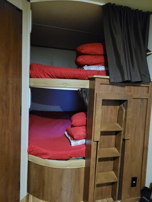 1 bedroom, WiFi, bed sheets - Camp in style with AC/heat, WIFI, on Main Street, 1 block from Joni's beach (La Pointe)