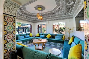 Smart-TV, Kamin, Tischtennisplatte, Stereoanlage