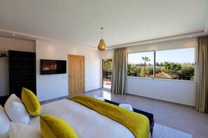 10 Schlafzimmer, Zimmersafe, Bügeleisen/Bügelbrett, Reisekinderbett