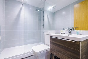 Superior Apartment, 2 Bedrooms, Kitchen | Bathroom | Free toiletries, hair dryer, towels, soap - Hilltop Serviced Apartments-Sheffield (Sheffield)