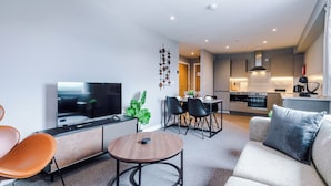 Premium Apart Daire, 1 Yatak Odası, Mutfak | Oturma alanı | Uydu yayını kanalları bulunan 40 inç akıllı televizyon, Netflix 