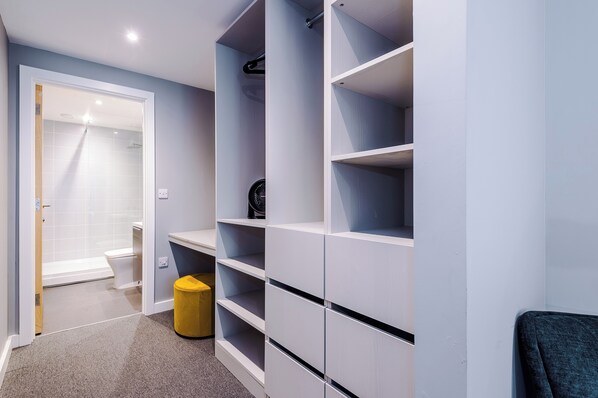 Wardrobe - Hilltop Serviced Apartments-Sheffield (Sheffield)