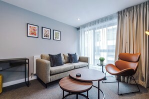 40 inci sebuah televisyen pintar dengan satelit, Netflix 