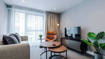 40-inch Smart TV with satellite channels, Netflix, streaming services