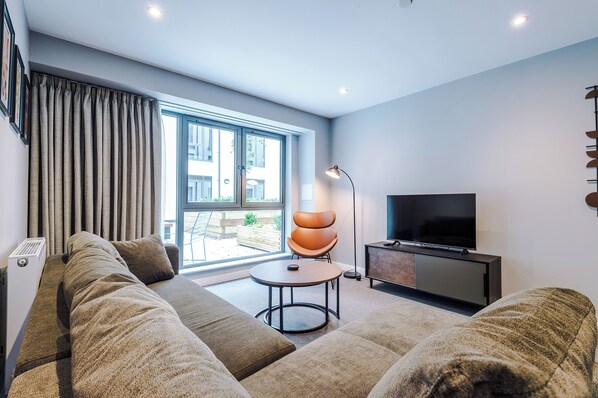Superior-Apartment, 2 Schlafzimmer, Küche | Wohnbereich | 40-Zoll-Smart-TV mit Satellitenempfang, Netflix, Streaming-Dienste