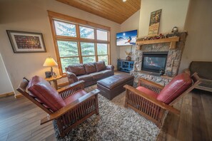 Smart TV, fireplace - Updated Mountain Cabin with Private Hot Tub! (Keystone)