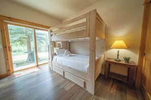 3 habitaciones, tabla de planchar con plancha, wifi y ropa de cama