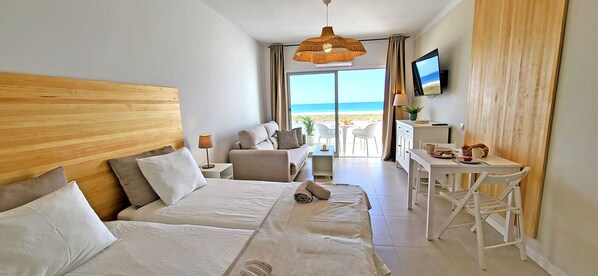 1 quarto, ferros/tábuas de passar roupa, berço de viagem