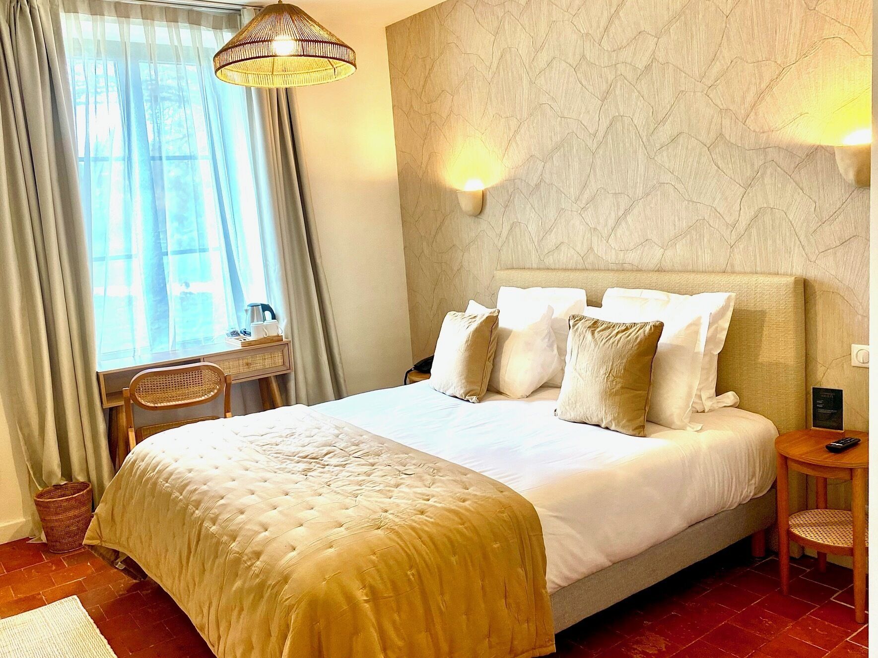 Une chambre d’hôtel avec un grand lit, un bureau et une chaise.
