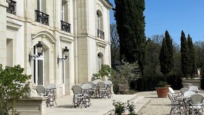 A classical building with a symmetrical facade, large windows, and a central entrance. - Les Hayes en Sologne (Fontaines-en-Sologne)