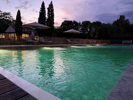 Kolam renang terbuka bermusim