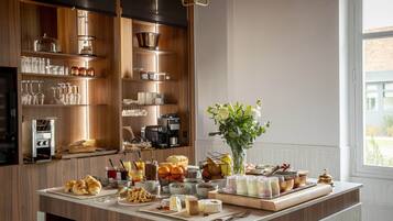 TĂ€gliches FrĂŒhstĂŒcksbuffet gegen GebĂŒhr