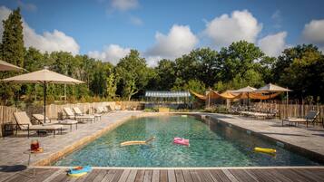 Een seizoensgebonden buitenzwembad