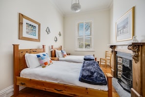 4 bedrooms, iron/ironing board, WiFi, bed sheets