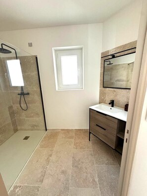 Douche, séchoir à cheveux, serviettes fournies, savon