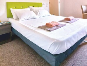 Classic Room, Private Bathroom | Desk, laptop workspace, free WiFi - La Voile Bleue (La Richardais)