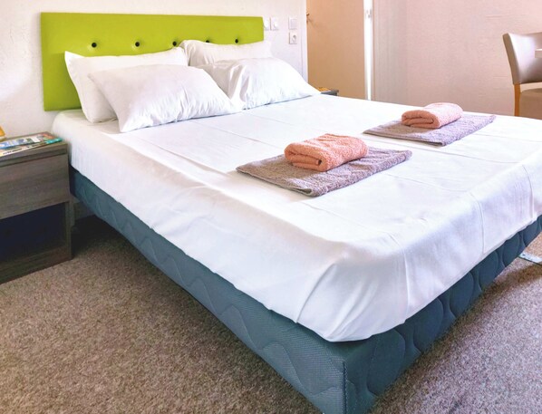 Classic Room, Private Bathroom | Desk, laptop workspace, free WiFi - La Voile Bleue (La Richardais)