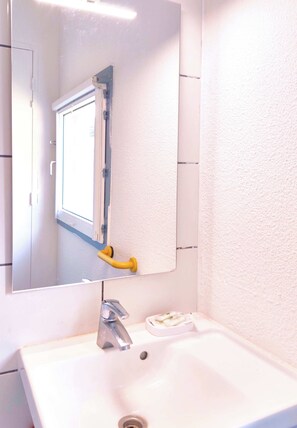 Bathroom - La Voile Bleue (La Richardais)