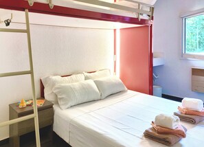 Desk, laptop workspace, free WiFi - La Voile Bleue (La Richardais)